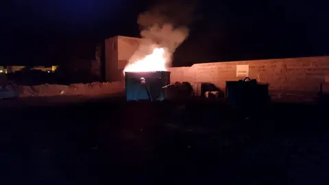 Incendio en el punto limpio de Arrieta.