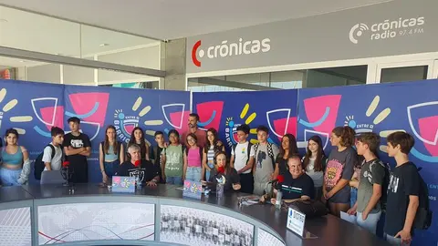 Alumnos del IES Costa Teguise en su visita a Crónicas Radio.