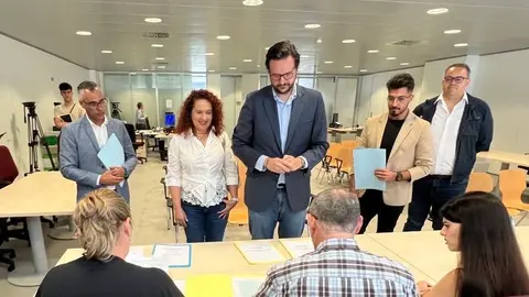Los representantes del PP canario registrando este jueves sus candidaturas.