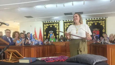 Ástrid Pérez asumiendo el bastón de mando del pleno de este sábado