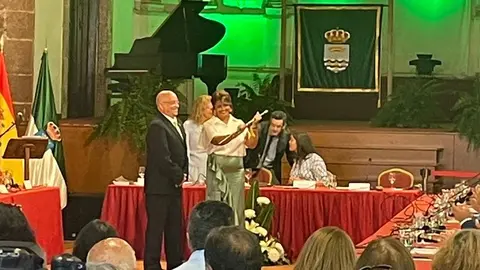 Olivia Duque asumiendo el bastón de mando de Teguise