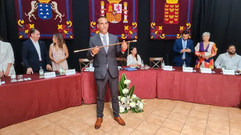 Alfredo Villalba cogiendo el bastón de mando municipal.