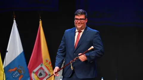 Isidro Pérez con el bastón de mando del Ayuntamiento de San Bartolomé.