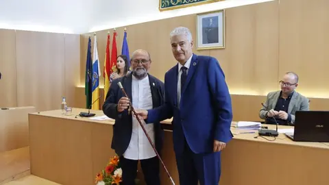 Nicolás Saavedra y José Juan Cruz con el bastón de mando municipal.