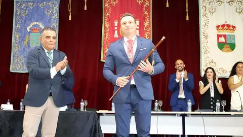 Óscar Noda con el bastón de mando del Ayuntamiento de Yaiza.