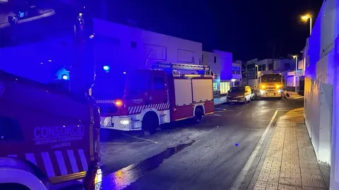 Los bomberos tuvieron que emplearse a fondo para sofocar el incendio