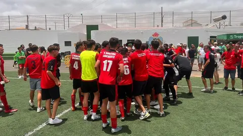 Jugadores y aficionados del Marítima celebrando el ascenso de categoría.