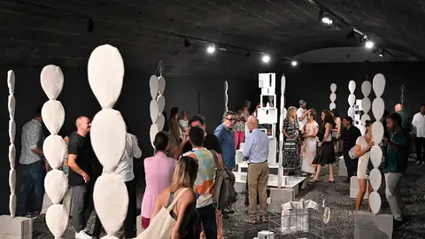 Diferentes visitantes disfrutando de la exposición.