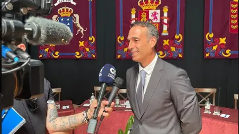 Alfredo Villalba atendiendo a los medios tras el pleno de este pasado sábado. 