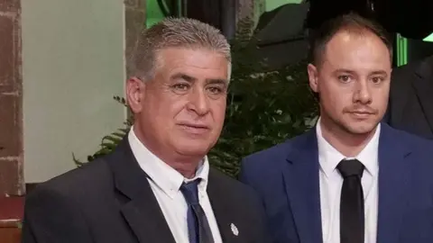 Ginés González (dcha.) junto a Eugenio Robayna en la toma de posesión del sábado en el Ayuntamiento de Teguise.