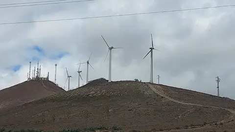 Imagen del molino de viento que se rompió recientemente y que obligó a precintar el acceso a la zona.