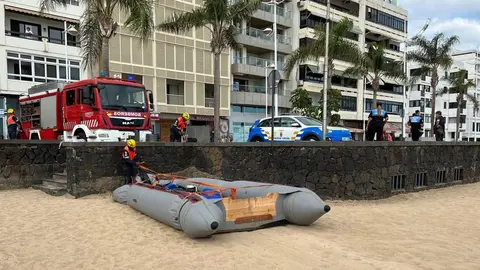 Imagen del momento en el que los bomberos remolcaron la neumática