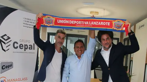 El presidente con el nuevo entrenador y uno de los nuevos patrocinadores