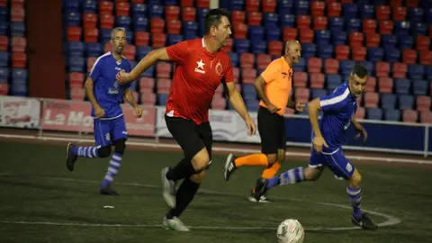 Jugador del cruce Surf dirigiendo el balón.