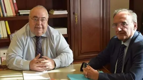 Manuel Fajardo (dcha.), senador de Lanzarote y La Graciosa.