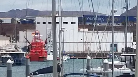 Imagen de este jueves con la embarcación de Salvamento Marítimo donde se reubicará el operativo.