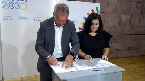 Sebastián Franquis en la firma del documento.