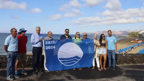El alcalde de Tías y parte de su equipo con una de las banderas azules