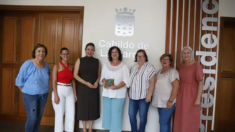 Componentes de Las Revoltosas junto a María Dolores Corujo.