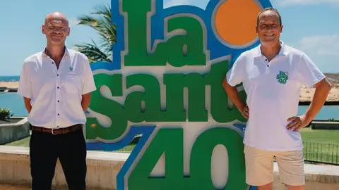 Rune Knude y Frederik Sohns junto al logo del 40 aniversario.