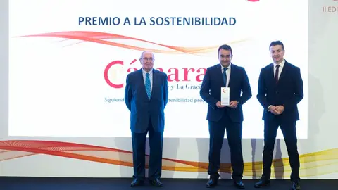 José Valle recogiendo un premio.