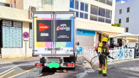 Imagen del momento de la actuación de los bomberos