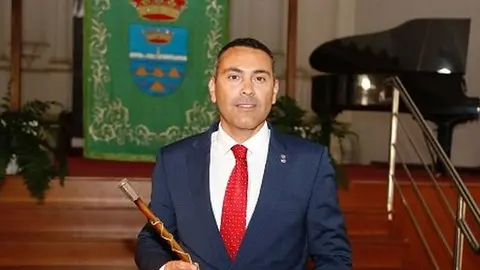 Imagen de Oswaldo Betancort el día que tomó posesion del bastón de mando de Teguise por última vez.