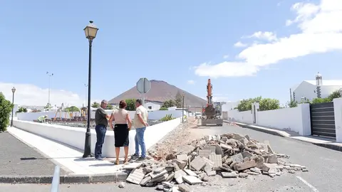 Olivia Duque y Eugenio Robayna supervisando las obras de Tahiche.