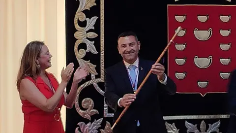Oswaldo Betancort recibiendo el bastón de mando junto a  María Dolores Corujo.