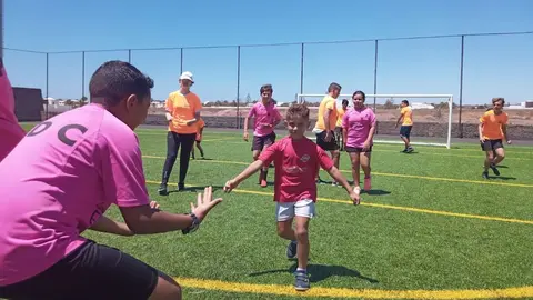 Imagen del día de fiesta en el campo de fútbol de Costa Teguise