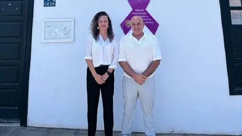 Imagen de los concejales socialistas frente al Ayuntamiento de Tinajo.