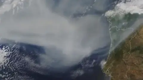 Imagen del satélite de la llegada del humo. 