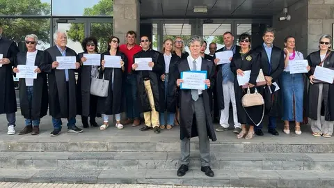 Imagen de los abogados de Lanzarote manifestándose este miércoles.