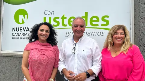 Luis Campos con las representantes de Lanzarote en las próximas elecciones generales.