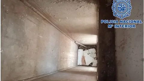 Hueco del ascensor por el que tiró el detenido a la víctima.