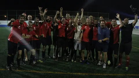 Jugadores del Cruce Surf celebrando el ascenso.