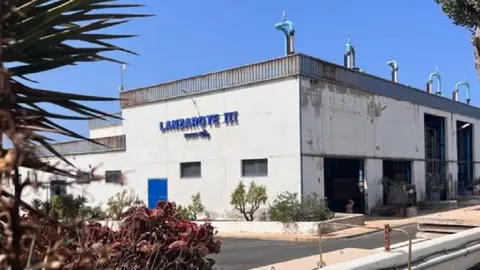 Imagen de la desaladora Lanzarote III, que se encuentra en muy mal estado.