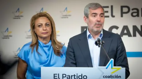 Fernando Clavijo y Cristina Valido en una rueda de prensa.