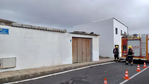 Momento de la actuación de los bomberos para controlar el incendio