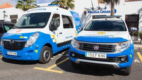 Imagen de los vehículos de la Policía Local de Teguise.