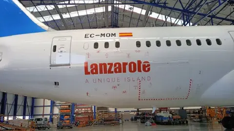 Imagen del avión en un angar de la compañía.