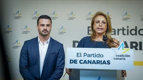 David Toledo junto a Cristina Valido en una rueda de prensa.