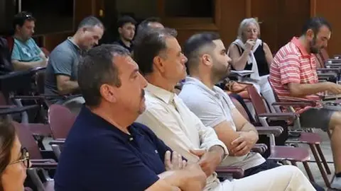 Domingo Cejas, en el centro de la imagen, escuchando atento al nuevo presidente del Cabildo este lunes.