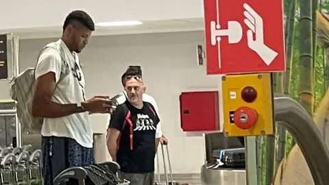 Tavares recogiendo sus maletas el pasado sábado en el aeropuerto de Lanzarote.