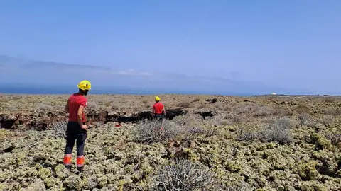 Momento de la colaboración de los bomberos con el helicóptero del GES