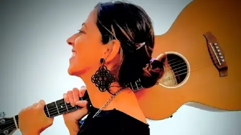 Estefanía en una imagen vinculada a una de las cosas que más disfrutaba, la música. 