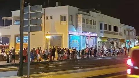 Imaen de una cola enorme en la principal parada de Playa Blanca.