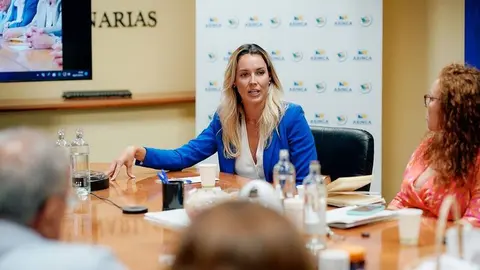 María Fernández durante la reunión con los representantes de Asinca