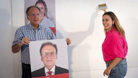 Manuel Fajardo y María Dolores Corujo en la sede del PSOE en Arrecife.