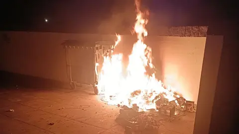 Contenedor consumiendose por las llamas.